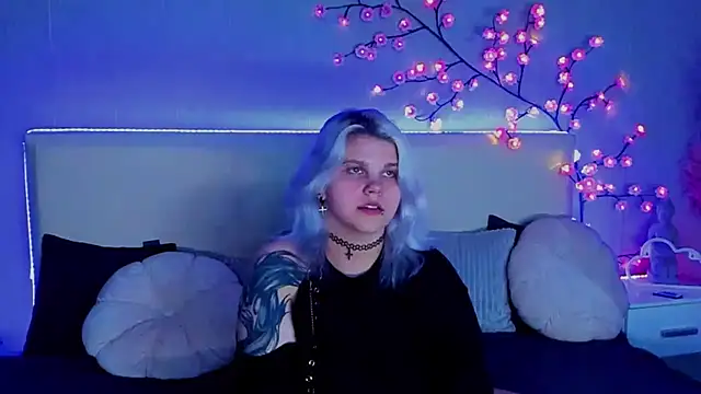 Snapshot of JoannLowe chatting on September 2025 08:14:01 PM JoannLowe online show from September 2025 08:14:01 PM