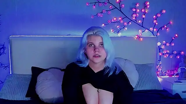 Snapshot of JoannLowe chatting on October 2025 07:36:02 PM JoannLowe online show from October 2025 07:36:02 PM