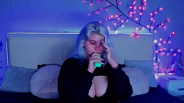 Snapshot of JoannLowe chatting on November 2025 08:33:02 PM JoannLowe online show from November 2025 08:33:02 PM