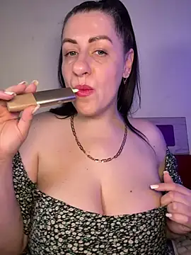 Snapshot of Evelinia chatting on May 2026 03:40:01 PM Evelinia online show from May 2026 03:40:01 PM