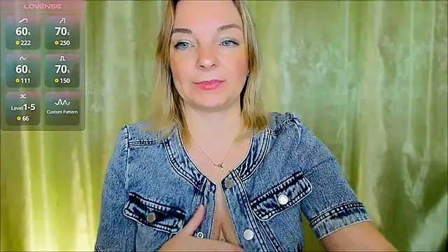 Snapshot of Regina__blue chatting on December 2024 06:11:01 PM Regina blue online show from December 2024 06:11:01 PM