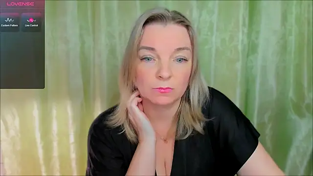 Snapshot of Regina__blue chatting on March 2025 05:52:01 PM Regina blue online show from March 2025 05:52:01 PM