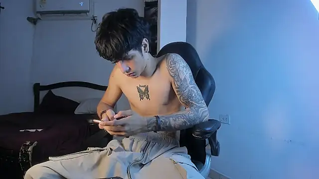 Snapshot of Snakebutterfly chatting on September 2025 09:09:02 AM Snakebutterfly online show from September 2025 09:09:02 AM