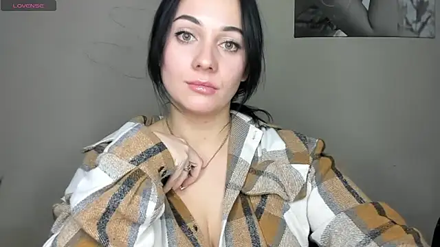 Snapshot of Emelyblum chatting on December 2024 02:53:01 AM Emelyblum online show from December 2024 02:53:01 AM