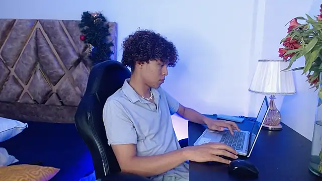 nickolas moon online show from December 2024 08:36:01 PM