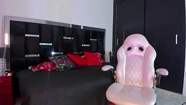 Snapshot of Tasha_Sant chatting on November 2025 08:30:01 PM Tasha Sant online show from November 2025 08:30:01 PM