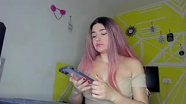 Nikolle Rouss online show from November 2025 04:40:01 PM