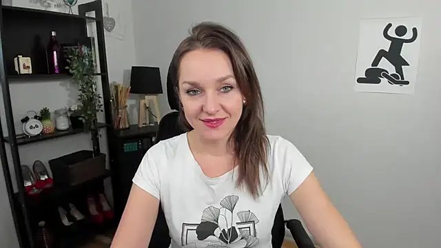 Snapshot of AliciaDesire chatting on December 2024 02:49:02 PM AliciaDesire online show from December 2024 02:49:02 PM