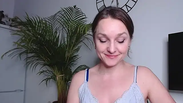 Snapshot of AliciaDesire chatting on February 2025 06:30:01 PM AliciaDesire online show from February 2025 06:30:01 PM