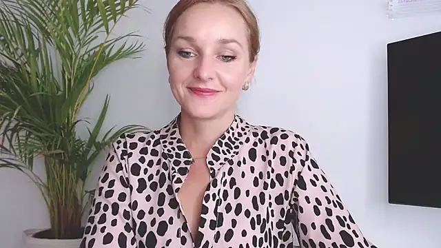 Snapshot of AliciaDesire chatting on September 2025 06:39:02 AM AliciaDesire online show from September 2025 06:39:02 AM