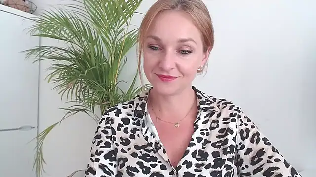 Snapshot of AliciaDesire chatting on October 2025 01:01:01 PM AliciaDesire online show from October 2025 01:01:01 PM