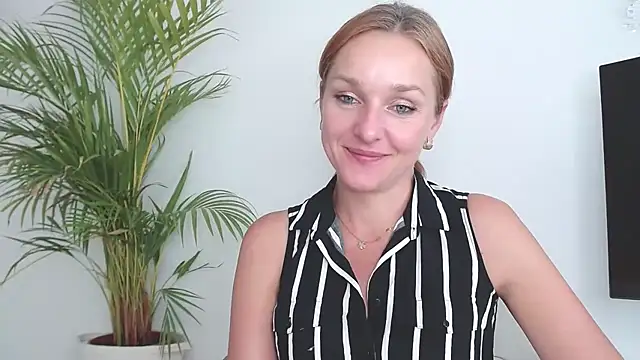 Snapshot of AliciaDesire chatting on October 2025 01:12:01 PM AliciaDesire online show from October 2025 01:12:01 PM