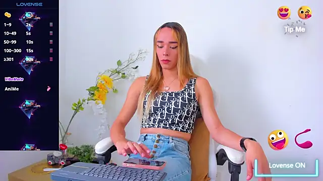 Snapshot of Linda_Crawford chatting on February 2025 04:48:02 PM Linda Crawford online show from February 2025 04:48:02 PM