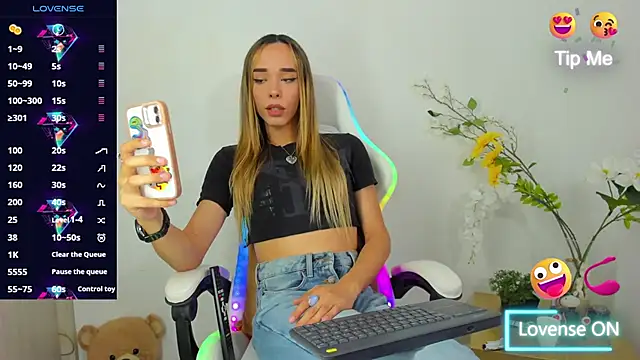 Snapshot of Linda_Crawford chatting on February 2025 10:15:02 PM Linda Crawford online show from February 2025 10:15:02 PM