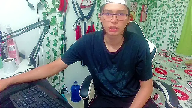 Snapshot of Andy_gray chatting on May 2026 05:20:01 PM Andy gray online show from May 2026 05:20:01 PM