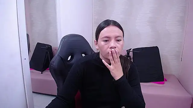 lauraguzman online show from February 2025 03:03:01 AM