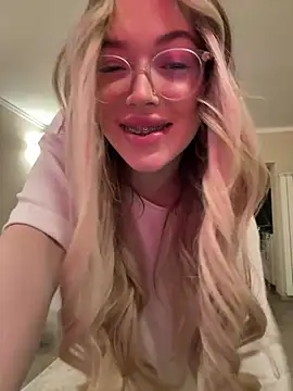 Snapshot of KylieJoyce chatting on February 2025 10:09:01 PM KylieJoyce online show from February 2025 10:09:01 PM