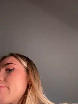 SkyBriii online show from December 2024 06:28:02 PM