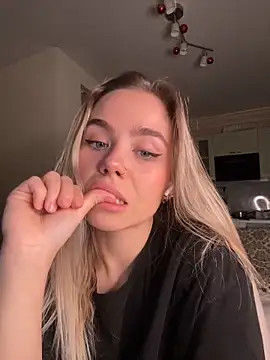 SkyBriii online show from February 2025 06:37:01 PM