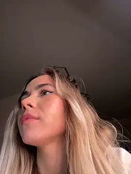 SkyBriii online show from February 2025 06:16:01 PM