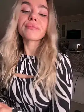 SkyBriii online show from February 2025 08:00:01 PM