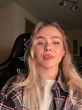 SkyBriii online show from February 2025 06:08:02 PM