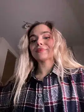 SkyBriii online show from March 2025 06:54:01 PM