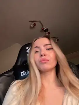 SkyBriii online show from March 2025 07:38:02 PM