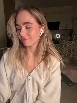 SkyBriii online show from March 2025 09:02:02 PM