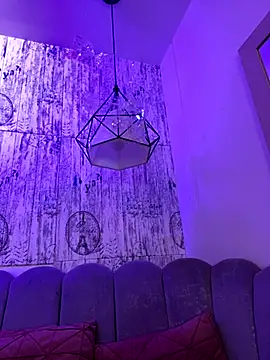 AbyThompson online show from December 2025 04:35:01 PM