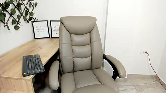 Madeleine  w online show from November 2025 12:20:02 AM