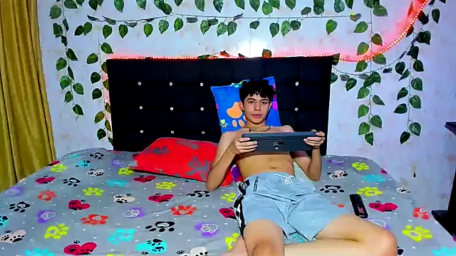 Snapshot of Alexander_and_Xiao chatting on December 2024 02:01:02 AM Alexander and Xiao online show from December 2024 02:01:02 AM