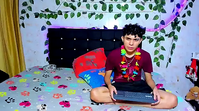 Snapshot of Alexander_and_Xiao chatting on December 2024 02:51:01 AM Alexander and Xiao online show from December 2024 02:51:01 AM