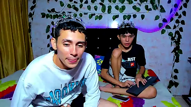 Snapshot of Alexander_and_Xiao chatting on January 2025 01:50:01 AM Alexander and Xiao online show from January 2025 01:50:01 AM