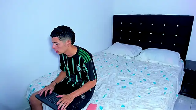 Snapshot of Alexander_and_Xiao chatting on January 2025 02:37:01 AM Alexander and Xiao online show from January 2025 02:37:01 AM