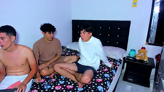 Snapshot of Alexander_and_Xiao chatting on February 2025 12:10:01 AM Alexander and Xiao online show from February 2025 12:10:01 AM