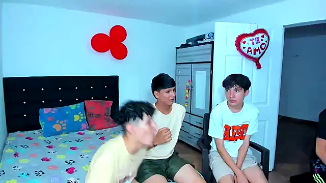 Snapshot of Alexander_and_Xiao chatting on February 2025 10:48:01 PM Alexander and Xiao online show from February 2025 10:48:01 PM