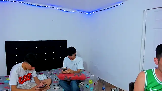 Snapshot of Alexander_and_Xiao chatting on March 2025 08:42:02 PM Alexander and Xiao online show from March 2025 08:42:02 PM