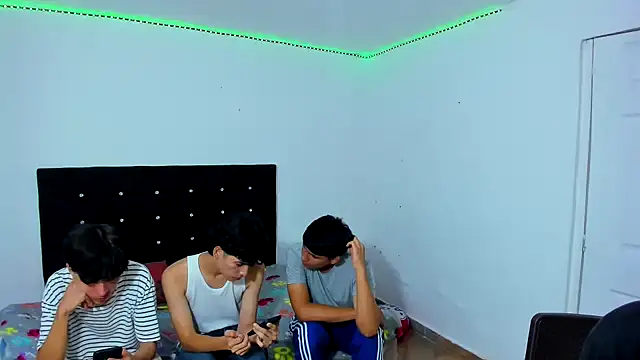 Snapshot of Alexander_and_Xiao chatting on March 2025 09:05:02 PM Alexander and Xiao online show from March 2025 09:05:02 PM