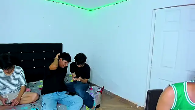 Snapshot of Alexander_and_Xiao chatting on March 2025 09:22:01 PM Alexander and Xiao online show from March 2025 09:22:01 PM