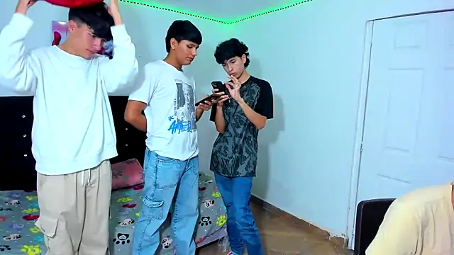 Snapshot of Alexander_and_Xiao chatting on March 2025 09:59:01 PM Alexander and Xiao online show from March 2025 09:59:01 PM