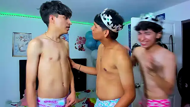 Snapshot of Alexander_and_Xiao chatting on March 2025 12:28:02 AM Alexander and Xiao online show from March 2025 12:28:02 AM