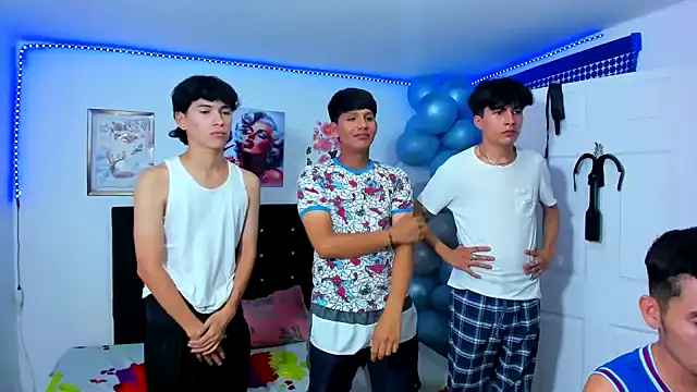 Snapshot of Alexander_and_Xiao chatting on March 2025 04:35:01 AM Alexander and Xiao online show from March 2025 04:35:01 AM