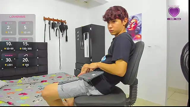 Snapshot of Alexander_and_Xiao chatting on February 2026 12:49:01 AM Alexander and Xiao online show from February 2026 12:49:01 AM