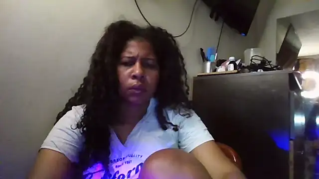 Snapshot of Ivon-09 chatting on November 2025 11:42:02 AM Ivon-09 online show from November 2025 11:42:02 AM