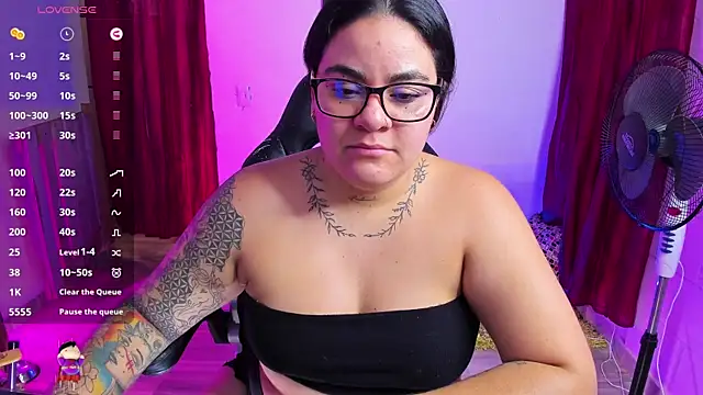 Snapshot of Sharon_hils chatting on January 2025 06:37:02 PM Sharon hils online show from January 2025 06:37:02 PM