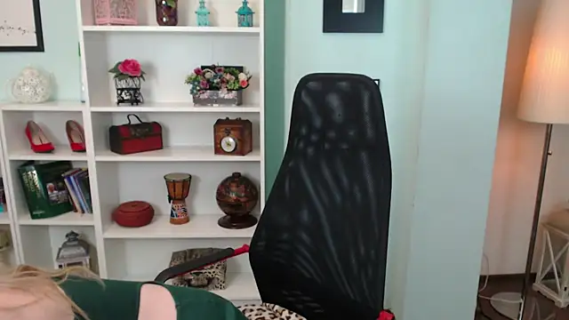 Snapshot of LisaCaprice chatting on October 2025 04:21:02 AM LisaCaprice online show from October 2025 04:21:02 AM