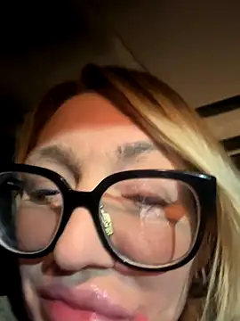 Snapshot of camdanz777 chatting on October 2025 05:44:02 AM camdanz777 online show from October 2025 05:44:02 AM