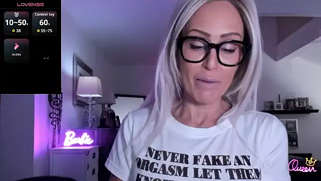 Snapshot of VelvetBarbie chatting on February 2026 10:22:01 PM VelvetBarbie online show from February 2026 10:22:01 PM