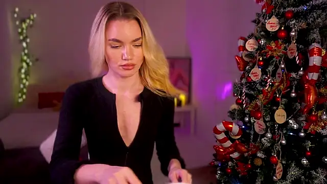 Snapshot of Heidi11 chatting on December 2024 09:54:02 PM Heidi11 online show from December 2024 09:54:02 PM